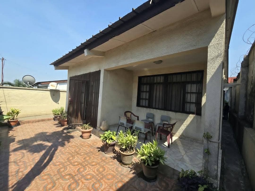 Parcelle avec maison 3 chambres — Ngaliema, route Matadi (Ma Campagne)