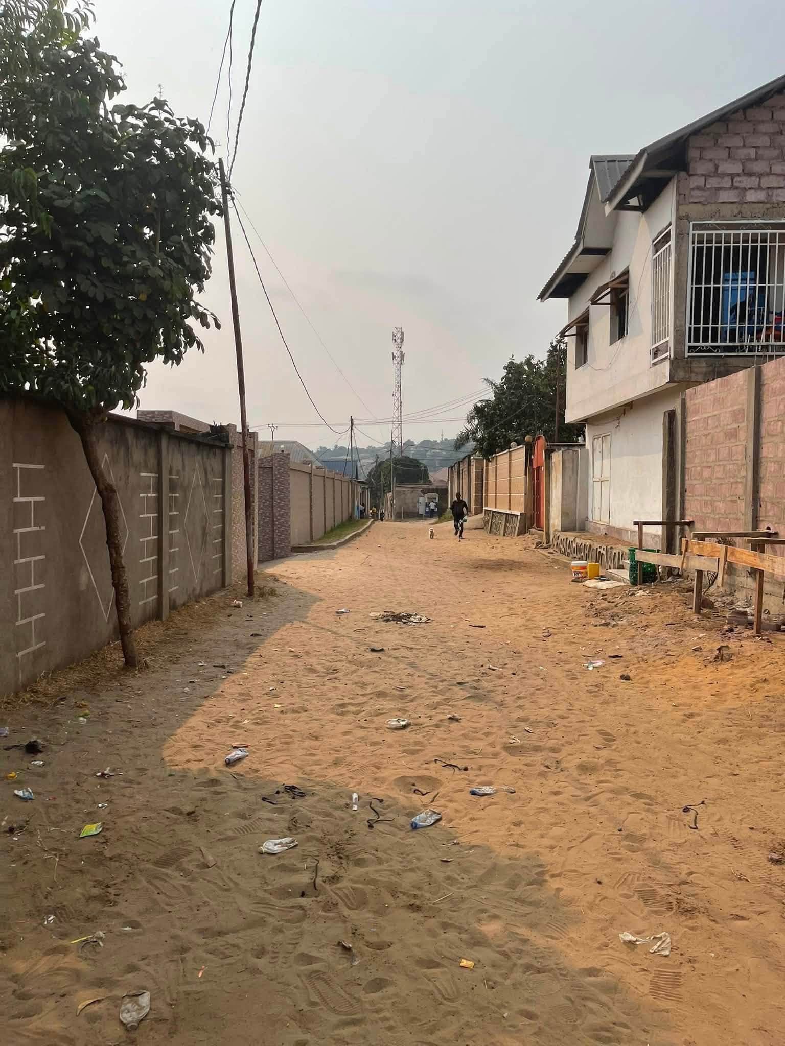 Parcelle 392 m² avec fondations R+2 et annexe — Ngaliema, Binza UPN - Image 1