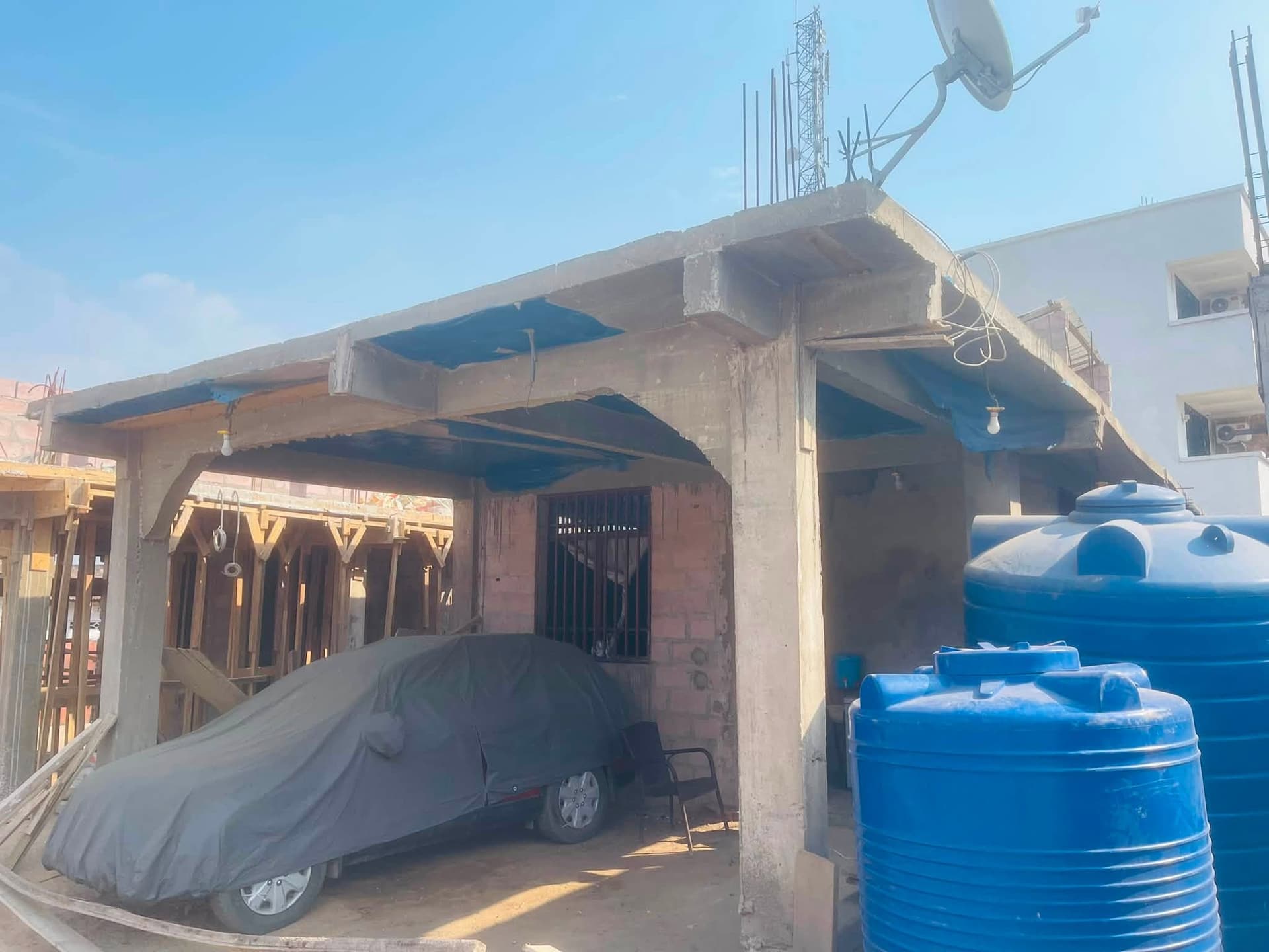 Maison R+2 en finition, rez-de-chaussée 3 chambres habitable — Ngaliema, Binza UPN