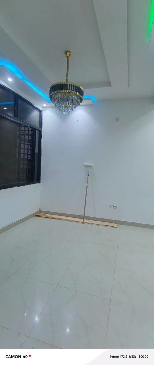 Appartement au 2e niveau — Kasa-Vubu, Saio - Image 1